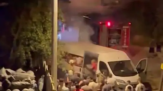 Mangal kömürü yüklü minibüste yangın