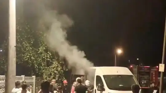 Mangal kömürü yüklü minibüste yangın