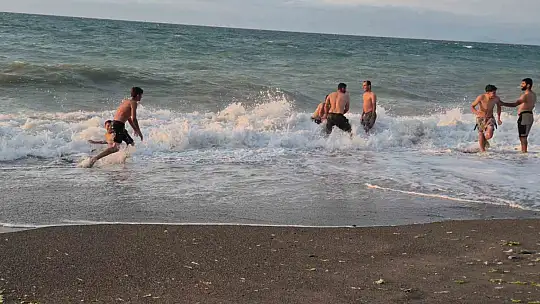Kendilerini Karadeniz'in dalgalarına bıraktılar