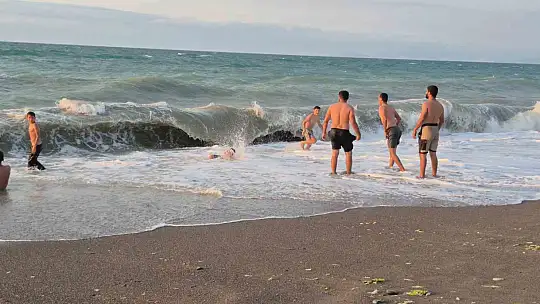 Kendilerini Karadeniz'in dalgalarına bıraktılar