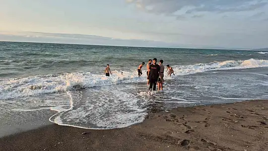 Kendilerini Karadeniz'in dalgalarına bıraktılar