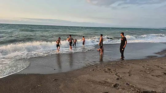 Kendilerini Karadeniz'in dalgalarına bıraktılar