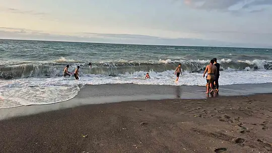 Kendilerini Karadeniz'in dalgalarına bıraktılar
