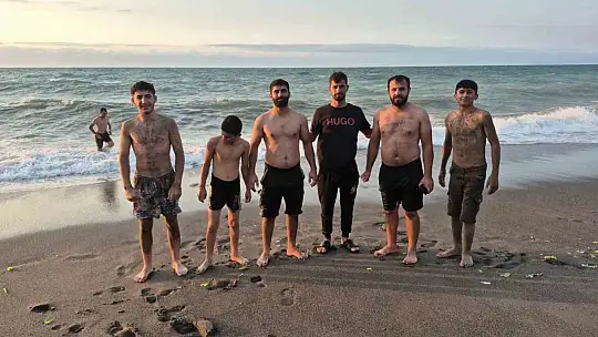 Kendilerini Karadeniz'in dalgalarına bıraktılar