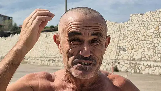 Mendirekte delice koşan adam dikkat çekti