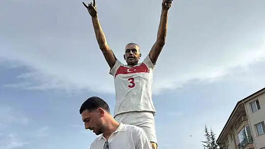 Merih Demiral, Bolu'daki 'Bozkurt' heykelinin yanında: