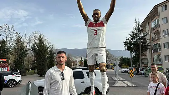 Merih Demiral, Bolu'daki 'Bozkurt' heykelinin yanında: