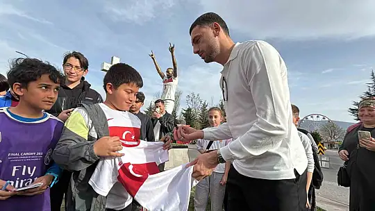 Merih Demiral, Bolu'daki 'Bozkurt' heykelinin yanında: