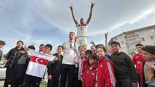 Merih Demiral, Bolu'daki 'Bozkurt' heykelinin yanında: