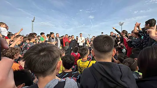 Merih Demiral, Bolu'daki 'Bozkurt' heykelinin yanında: