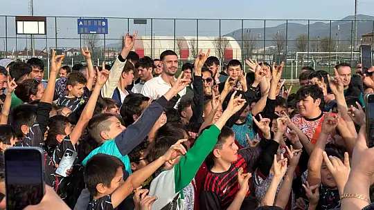Merih Demiral, Bolu'daki 'Bozkurt' heykelinin yanında: