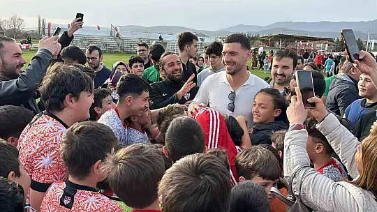 Merih Demiral, Bolu'daki 'Bozkurt' heykelinin yanında: