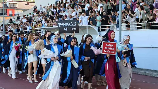 Mezun oldular kep fırlattılar