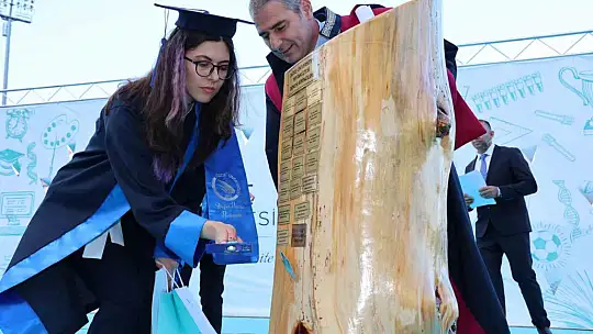 Mezun oldular kep fırlattılar