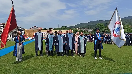 Mezuniyet töreninde evlilik teklifi sürprizi