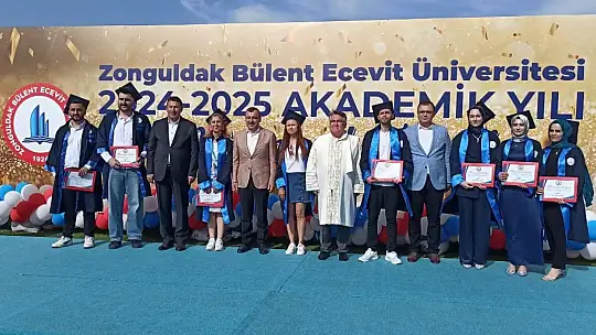 Mezuniyet töreninde evlilik teklifi sürprizi