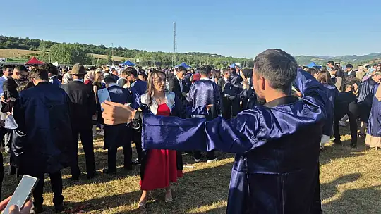 Mezuniyet töreninde sürpriz evlilik teklifi