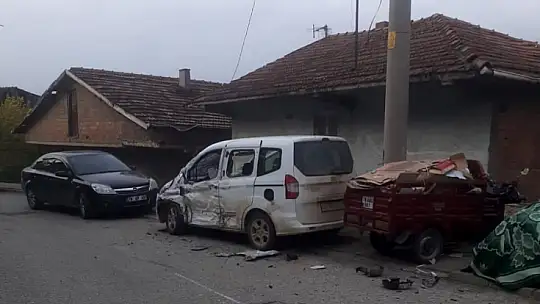 Minibüs ile hafif ticari araç çarpıştı: 2 yaralı