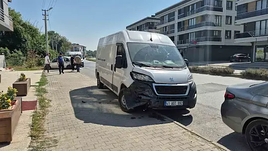 Minibüsle otomobilin karıştığı kazada otomobil yoldan çıktı: 1 yaralı