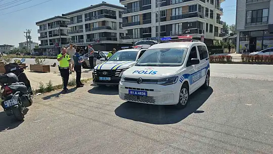 Minibüsle otomobilin karıştığı kazada otomobil yoldan çıktı: 1 yaralı