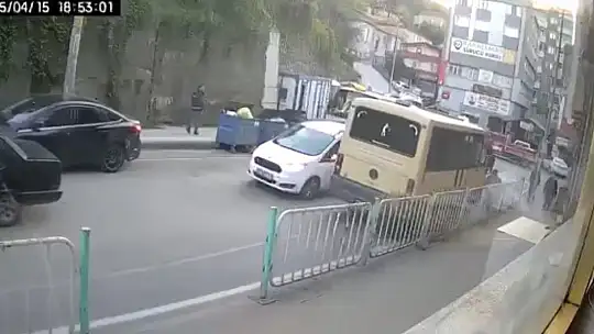 Minibüsün kadına çarpma anı kamerada