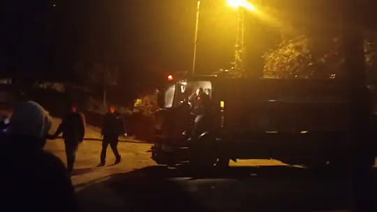 Minibüsün motoruna sıkışan kedi kurtarıldı