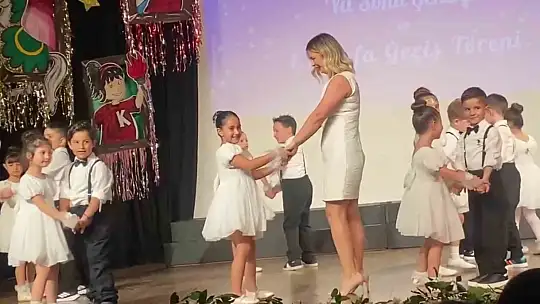 Minik dansçının partnerinin sahnede ayakkabısı çıkınca imdadına öğretmeni yetişti