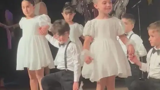 Minik dansçının partnerinin sahnede ayakkabısı çıkınca imdadına öğretmeni yetişti