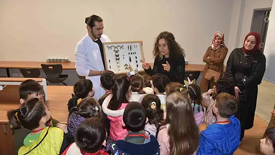 Minik öğrenciler böcekleri dikkatle inceledi