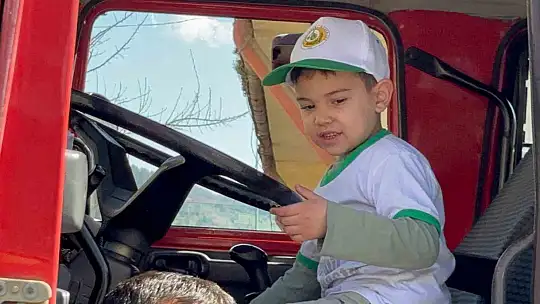 Minik öğrenciler ilk kez itfaiye aracına bindiler