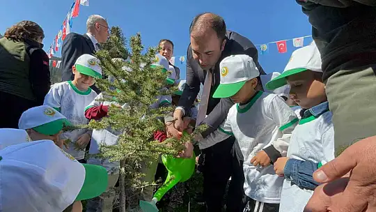 Minik öğrenciler ilk kez itfaiye aracına bindiler