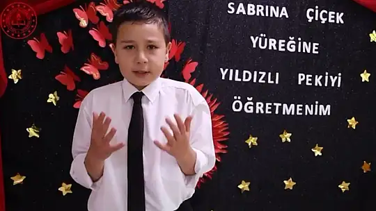 Minik öğrencilerden, öğretmenlerin kalıplaşmış terimleriyle 24 Kasım kutlaması