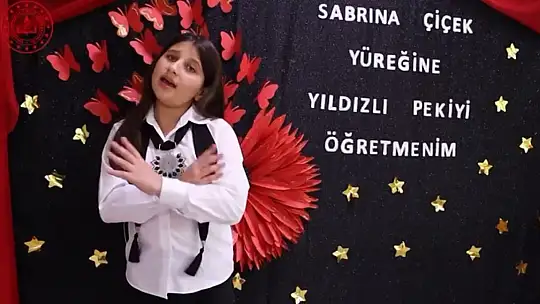 Minik öğrencilerden, öğretmenlerin kalıplaşmış terimleriyle 24 Kasım kutlaması