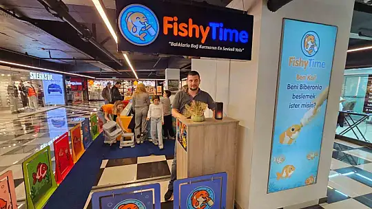 Minikler hem eğlendi hem de biberonla balık besledi