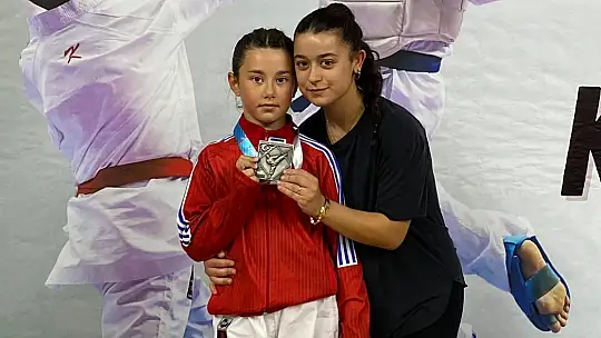 Minikler karate madalya ile döndü