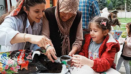 Minikler ve büyükler marul fidesi dikti