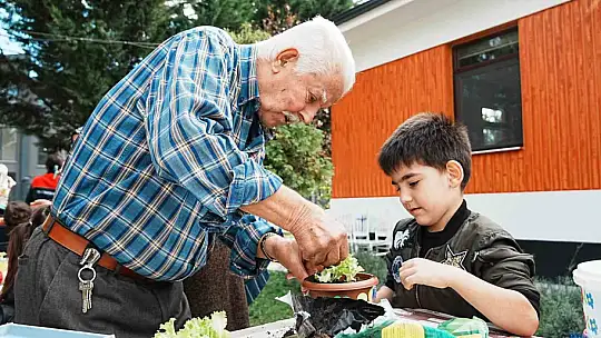 Minikler ve büyükler marul fidesi dikti
