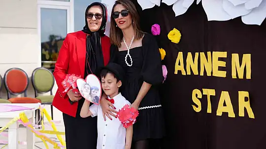 Miniklerden annelerine özel gösteri