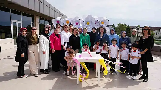 Miniklerden annelerine özel gösteri
