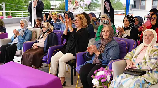 Miniklerden annelerine özel gösteri