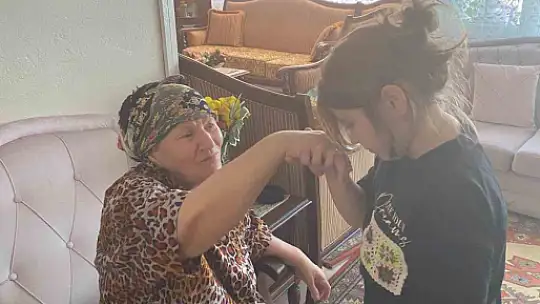 Miniklerden engelli ve yaşlılara anlamlı ziyaret