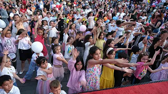 Miniklere festival tadında karne şenliği