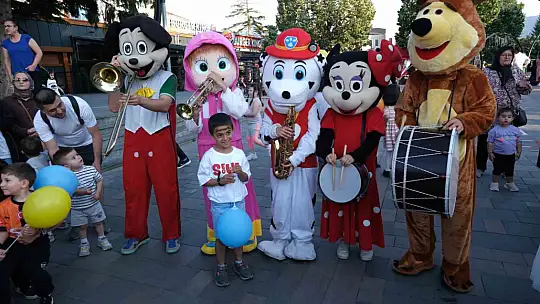Miniklere festival tadında karne şenliği