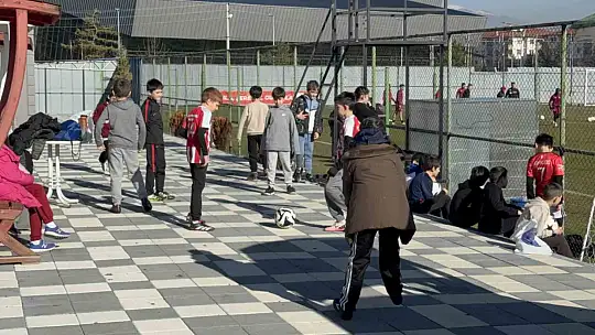 Miniklerin Boluspor mutluluğu: 40 öğrenciye imzalı forma hediye ettiler