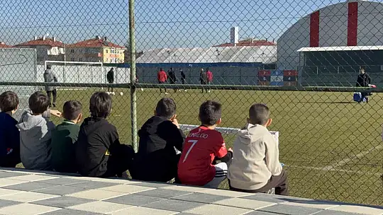 Miniklerin Boluspor mutluluğu: 40 öğrenciye imzalı forma hediye ettiler