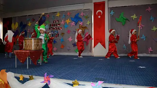 Miniklerin gösterisi büyük alkış aldı