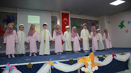 Miniklerin gösterisi büyük alkış aldı