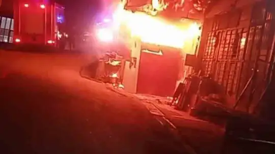 Mobilya atölyesinde çıkan yangın söndürüldü