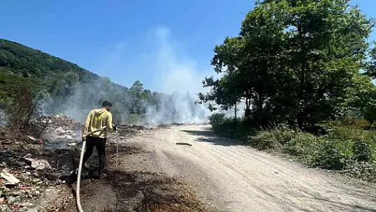 Mollabey yolunda çöplük yangını paniğe neden oldu