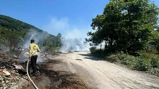 Mollabey yolunda çöplük yangını paniğe neden oldu